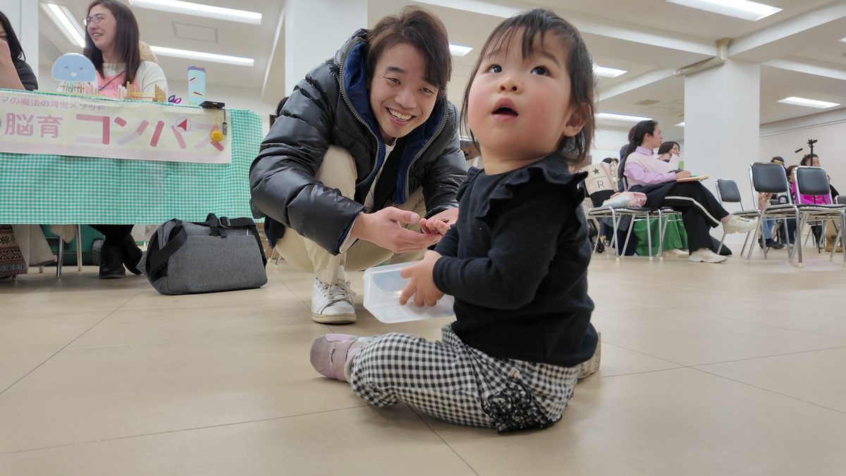 ブースで遊ぶ赤ちゃん