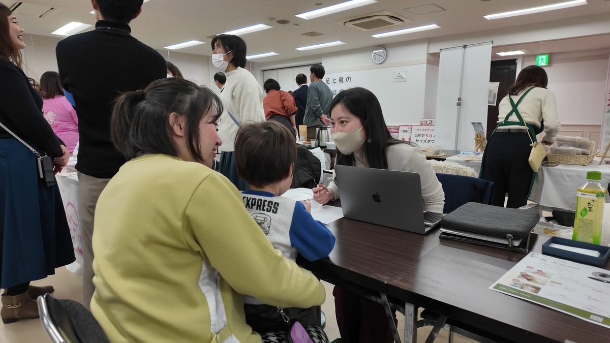 ブースで相談する親子