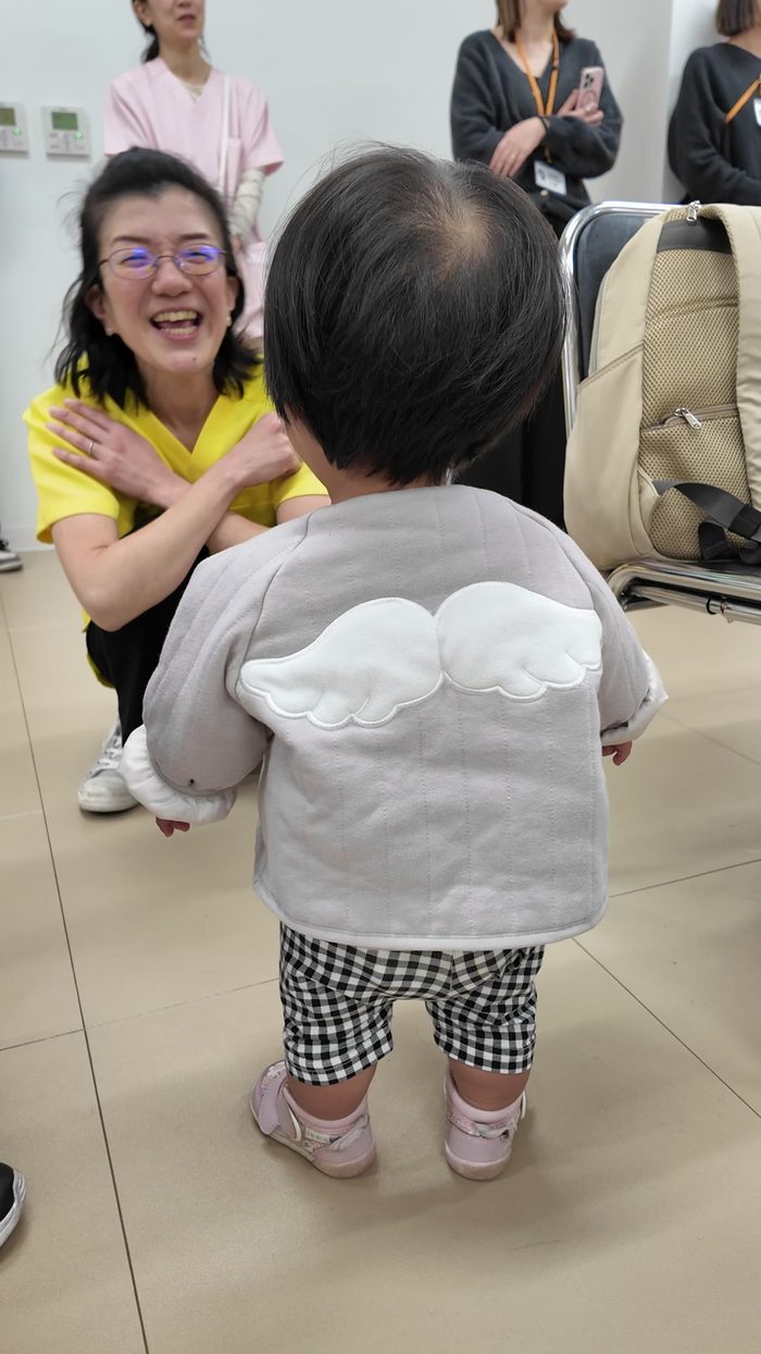 スタッフと笑顔で遊ぶ子ども