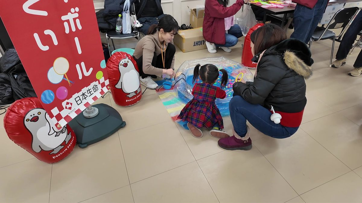 スーパーボールすくいをする子ども
