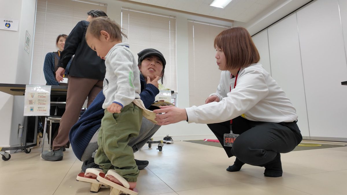 よちよち歩きの体験をする子ども